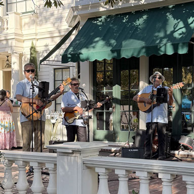 Trio Del Alma provided the music
